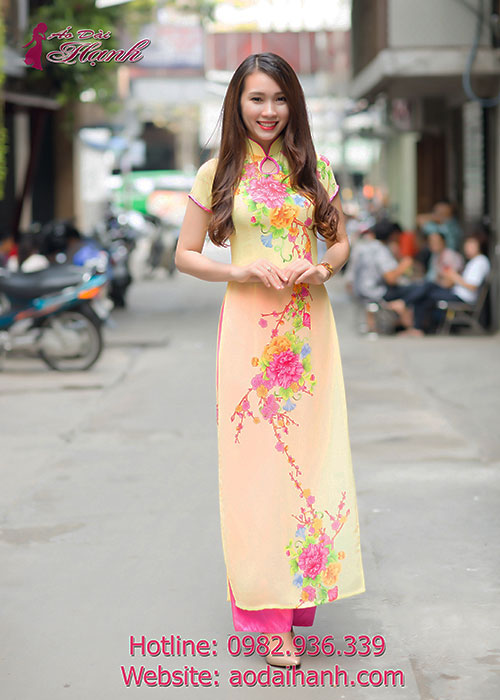 Áo dài vàng voan in hoa cổ truyền thống được ưa thích